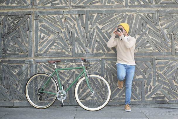 Δημιουργός περιεχομένου φωτογραφίζει δίπλα στο ποδήλατο - Φωτογραφία, εικόνα