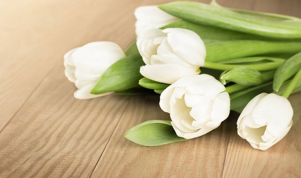 bouquet di tulipani bianchi su un tavolo di legno - Foto, immagini