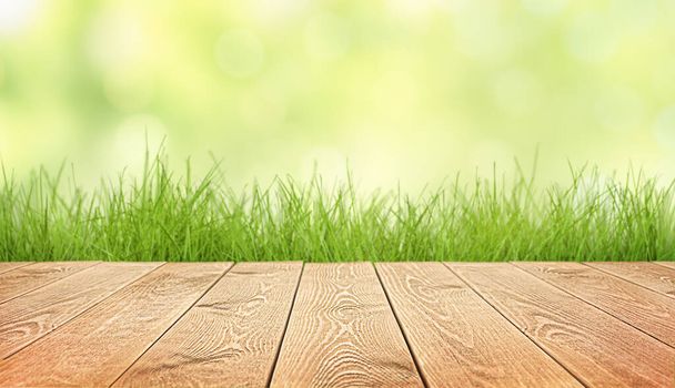 lege houten vloer en gras, lente achtergrond - Foto, afbeelding