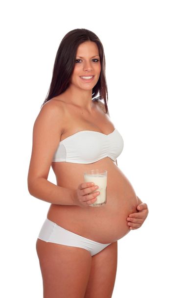 μελαχρινή έγκυος στο εσώρουχο με γυαλί γάλα  - Φωτογραφία, εικόνα