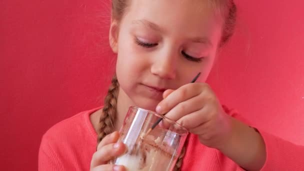Dziecko je jogurt galaretki różowy tle. Dieta produktów mlecznych Lactobacillus Acidophilus, zdrowe domowe menu śniadaniowe. Opieka zdrowotna. Wegańskie mleko orzechowe żelatyna non-dairy deser Protein pudding - Materiał filmowy, wideo