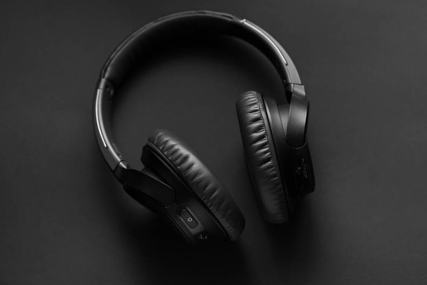 fekete vezeték nélküli fejhallgató fekete háttér - Fotó, kép