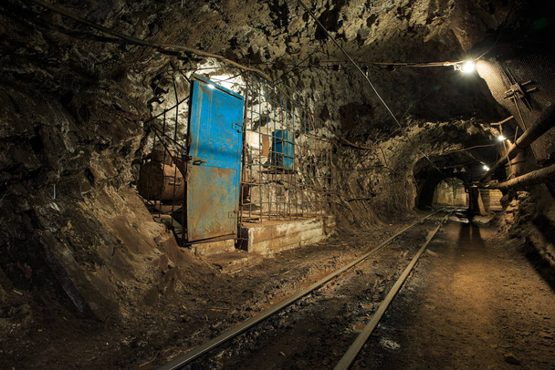 Úzkoměrná železnice v podzemním důlním horizontu. Technologie těžby nerostů podzemní metodou. Podzemní důl na těžbu rudy - Fotografie, Obrázek