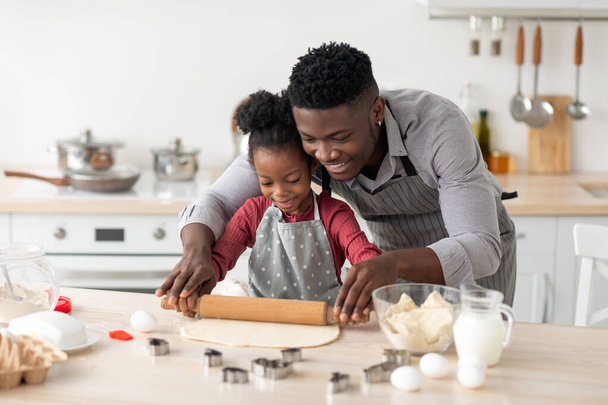 Amante padre negro rodando masa de pastelería con hija - Foto, Imagen