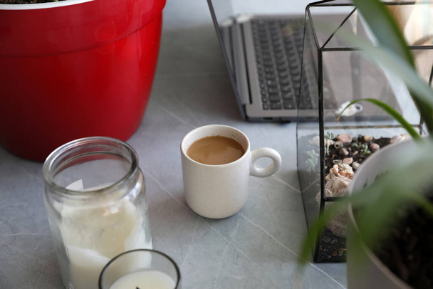 Πρωινός καφές στην επιφάνεια εργασίας κοντά στον υπολογιστή - Φωτογραφία, εικόνα