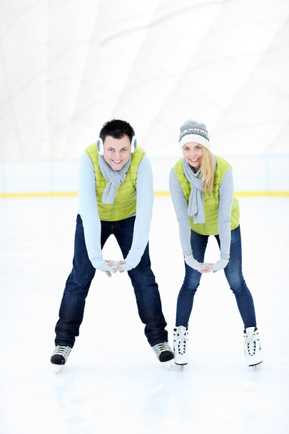 Couple joyeux sur la patinoire
 - Photo, image
