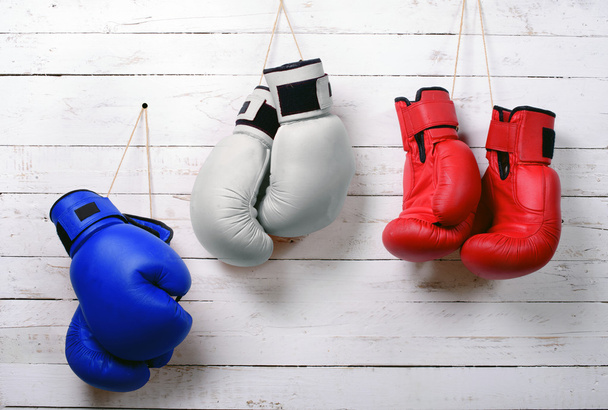Boxerské rukavice modré, bílé a červené, zavěšené - Fotografie, Obrázek