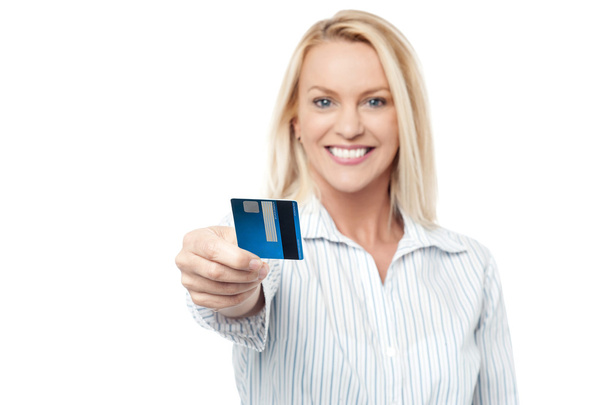 Woman holding credit card - Фото, изображение