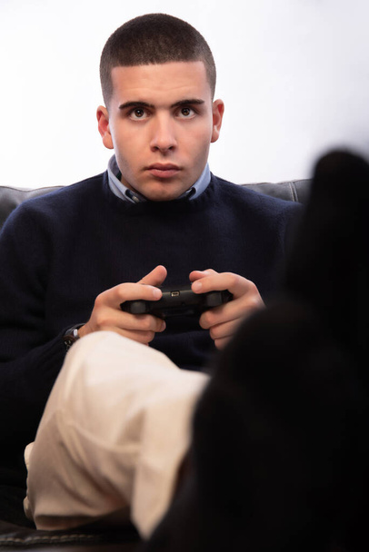 jonge mannen spelen videospelletjes vrije tijd - Foto, afbeelding