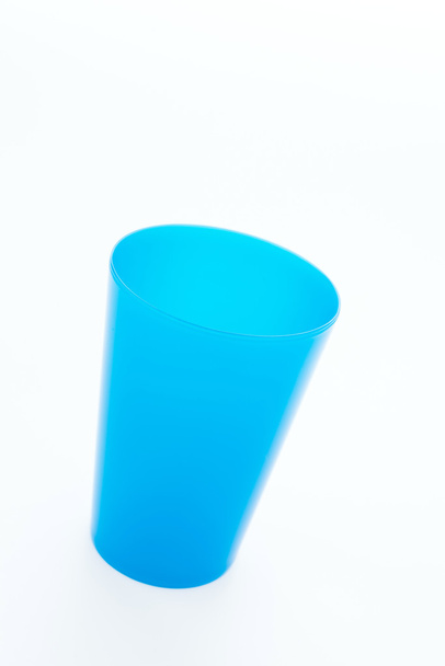 kleurrijke kunststofglas geïsoleerd op witte achtergrond - Foto, afbeelding