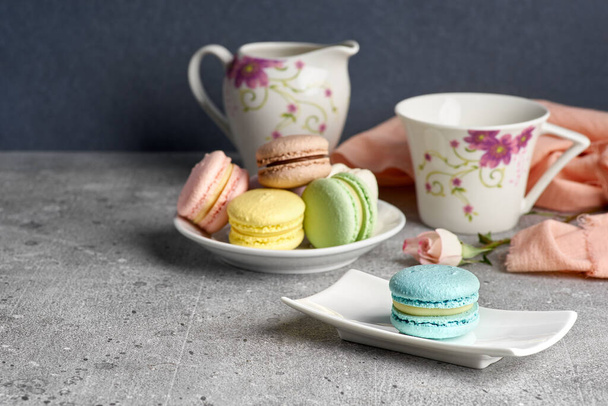Selective focus of Macarons on a white ceramic plate during the afternoon tea time. - Foto, Bild