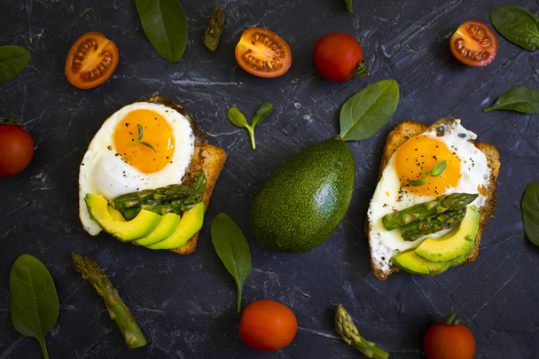 сэндвич с яйцом, авокадо, спаржа на старом фоне - Фото, изображение