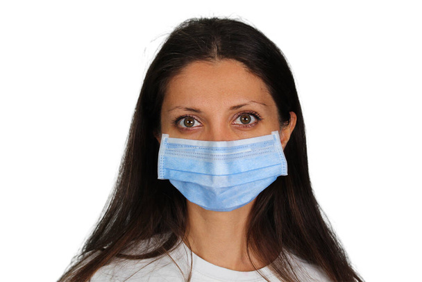 Una joven con una máscara médica. Aislado sobre fondo blanco - Foto, imagen