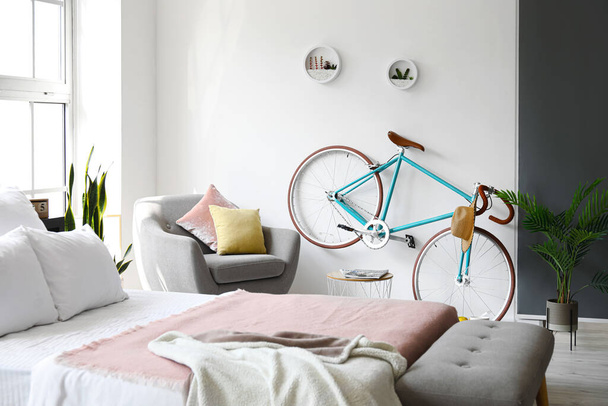Интерьер современной стильной спальни с велосипедом - Фото, изображение
