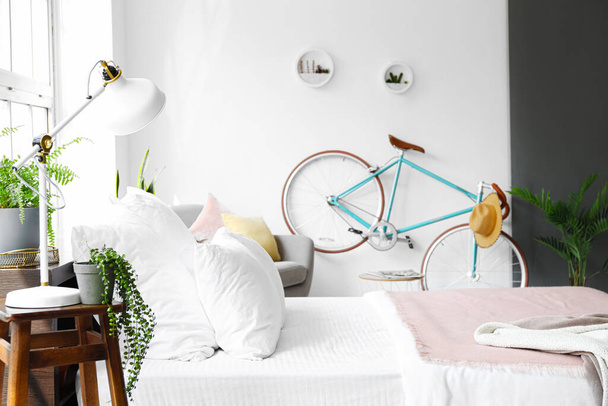 Interno della moderna camera da letto elegante con bicicletta - Foto, immagini