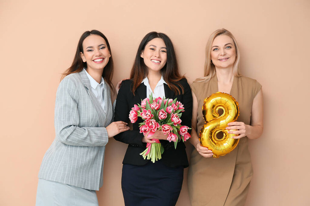 Krásné ženy s květinami a balónem ve tvaru obrázku 8 na barevném pozadí. Mezinárodní oslava Dne žen - Fotografie, Obrázek