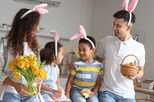 Щаслива сім'я на кухні на Великдень
 - Фото, зображення