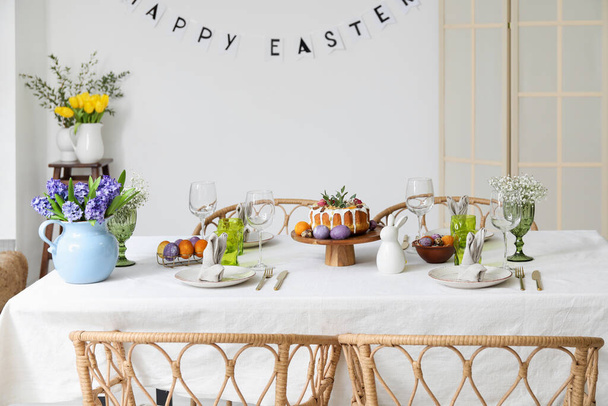Όμορφο σκηνικό στο τραπέζι σερβίρεται για γιορτή του Πάσχα στο δωμάτιο - Φωτογραφία, εικόνα