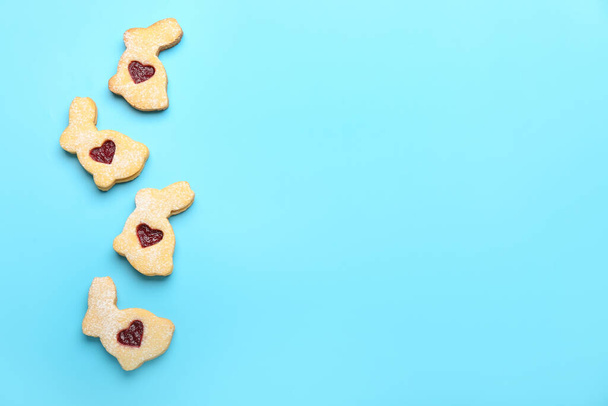 Mavi arka planda lezzetli Paskalya kurabiyeleri - Fotoğraf, Görsel