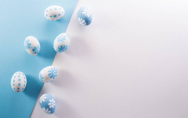 Vrolijk Pasen! kleurrijke paaseieren op pastelblauwe en witte achtergrond. - Foto, afbeelding