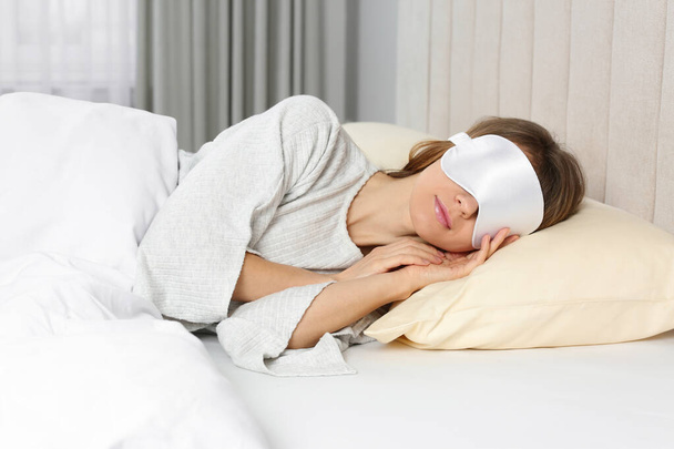 Kobieta z maską snu w łóżku w domu - Zdjęcie, obraz