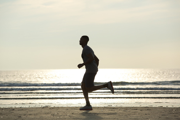 Terve nuori mies lenkillä rannalla
  - Valokuva, kuva