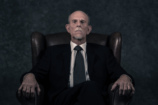 着用革椅子に座っている灰色のひげと上級ビジネスマン - 写真・画像