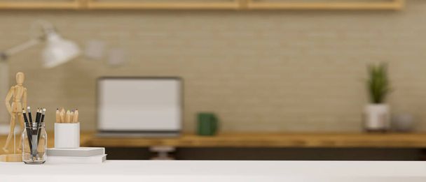 Een modern wit bureau met briefpapier, houten figuur en kopieerruimte voor productvertoning over wazig comfortabel kantoor of thuiskantoor op de achtergrond. 3d weergave, 3d illustratie - Foto, afbeelding
