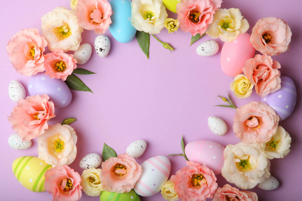 Kukat ja pääsiäismunat värillisellä taustalla lähikuva. Pääsiäisen tausta - Valokuva, kuva