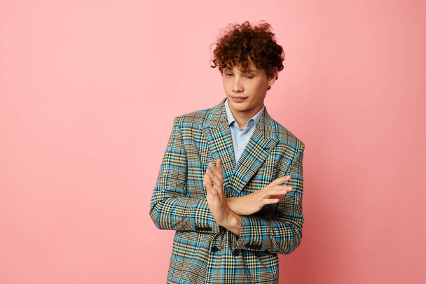 guy with red curly hair gesturing with his hands emotions checkered jacket Lifestyle unaltered - Фото, зображення