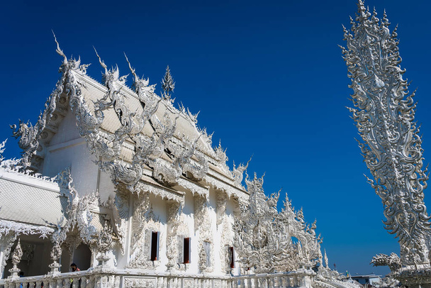 Chiang Rai, Thailand - 9. Januar 2022: Berühmter thailändischer Tempel oder große weiße Kirche namens Rong Khun Tempel, Provinz Chiang Rai, Nordthailand. - Foto, Bild