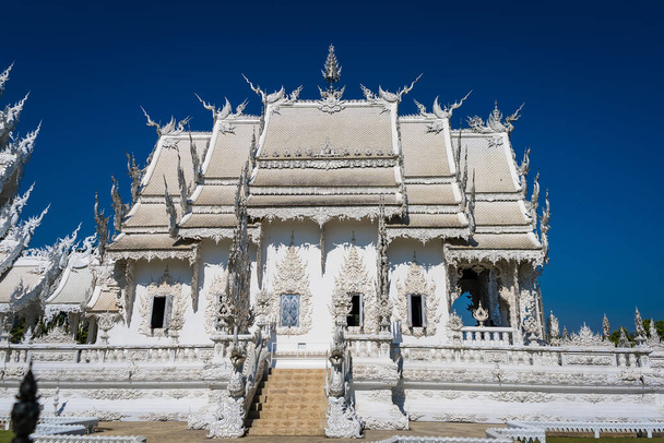Chiang Rai, Thailand - 09 januari 2022: Beroemde Thaise tempel of grote witte kerk Rong Khun Tempel, in de provincie Chiang Rai, Noord-Thailand. - Foto, afbeelding