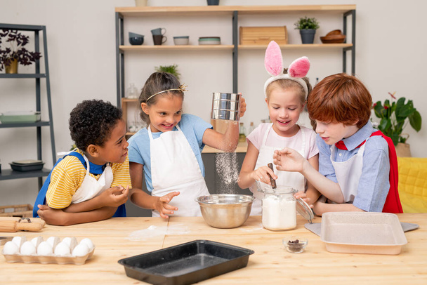 Crianças fazendo biscoitos - Foto, Imagem