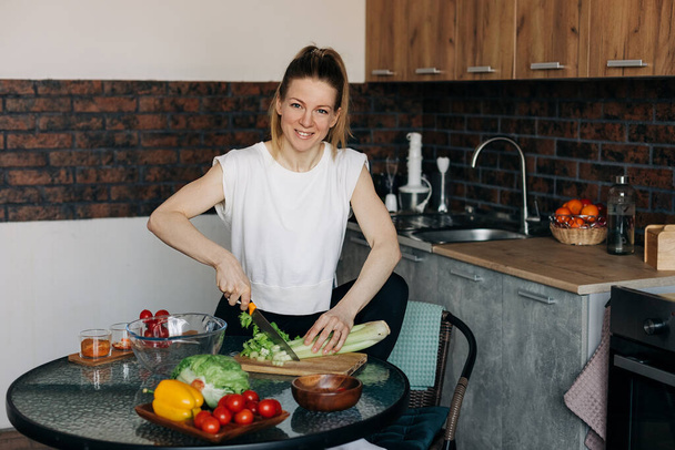 Mujer deportiva cocinando sano comer en casa - Foto, imagen