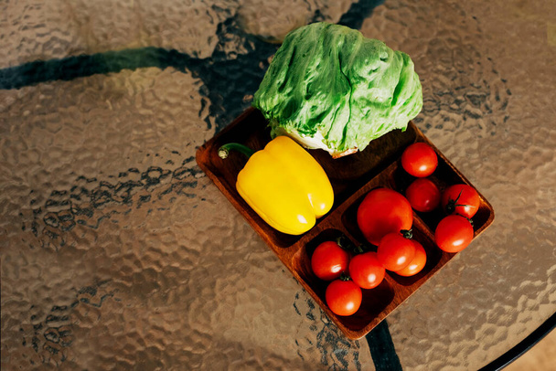 健康的な食事の準備のためのキッチンテーブルの上に新鮮な野菜 - 写真・画像