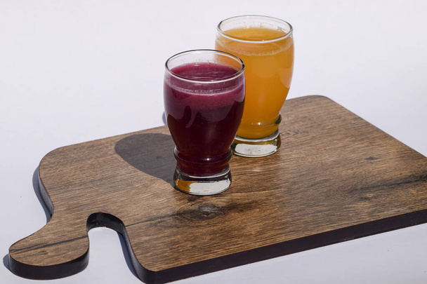 夏のジュース白を背景に透明なガラスの中にポマラン酸塩ジュースとオレンジジュースマルタジュース。木製ボード上のAnaarジュースサントラ - 写真・画像