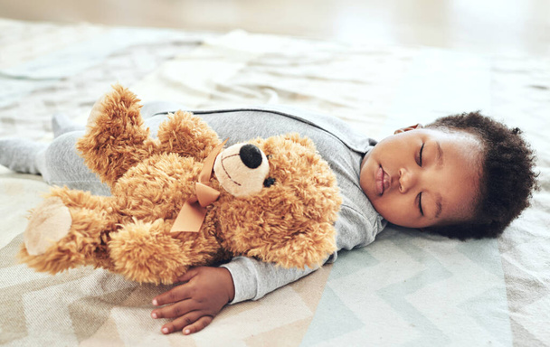 Theres nothing more precious than this moment. Shot of a baby boy asleep with his teddy bear in his arm. - Fotoğraf, Görsel