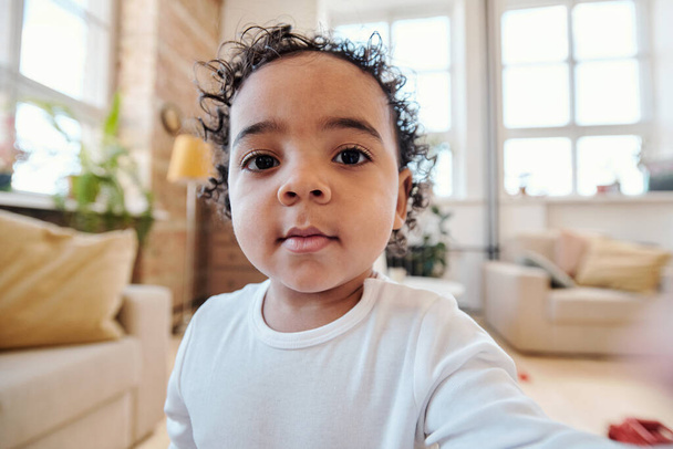 Selfie de lindo bebé niño - Foto, Imagen