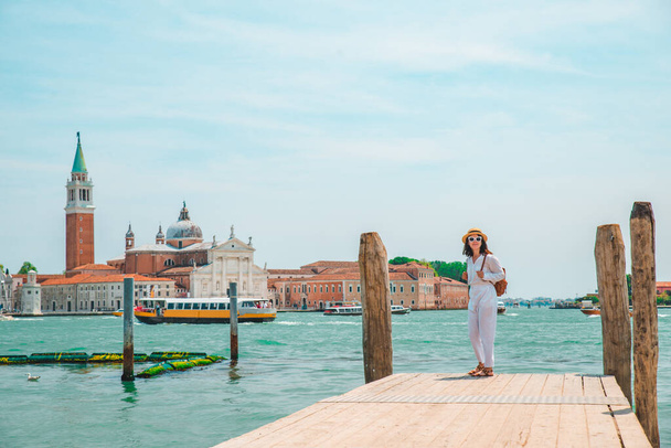 τουρίστρια γυναίκα κοιτάζοντας Βασιλική San Giorgio maggiore venice Ιταλία αντίγραφο χώρου - Φωτογραφία, εικόνα