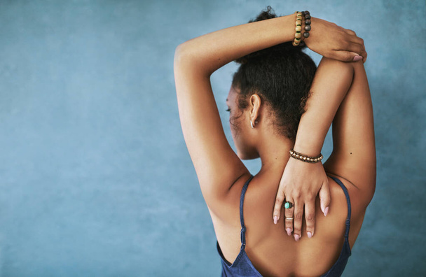 Isınma rutinini uyguluyor. Yoga dersinden önce gerinen genç bir kadının dikiz görüntüsü.. - Fotoğraf, Görsel