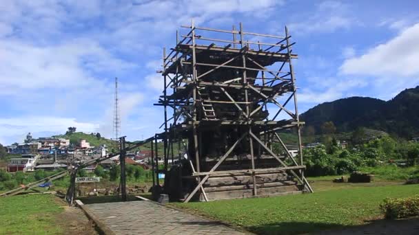La rénovation du temple Setyaki récemment découvert dans Dieng Temple objet touristique complexe, qui a été fondée par la dynastie Sanjaya au 8ème siècle après JC à Dieng, Indonésie - Séquence, vidéo