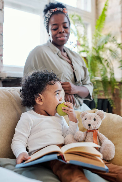 African-American toddler eating apple - Foto, immagini