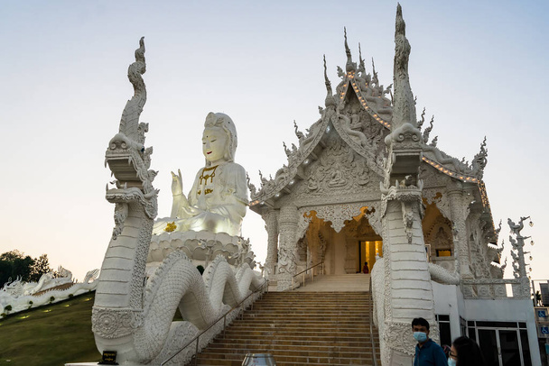 チェンライ、タイ- 2022年1月9日:ワット・フエ・プラカン仏教寺院で美しいビッグホワイト関陰陽像とホワイトドラゴン。チェンライのランドマーク。タイに位置. - 写真・画像