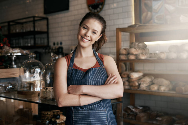 Kövesse a szenvedély és a siker követni fogja. Egy magabiztos fiatal nő portréja, aki egy kávézóban dolgozik.. - Fotó, kép