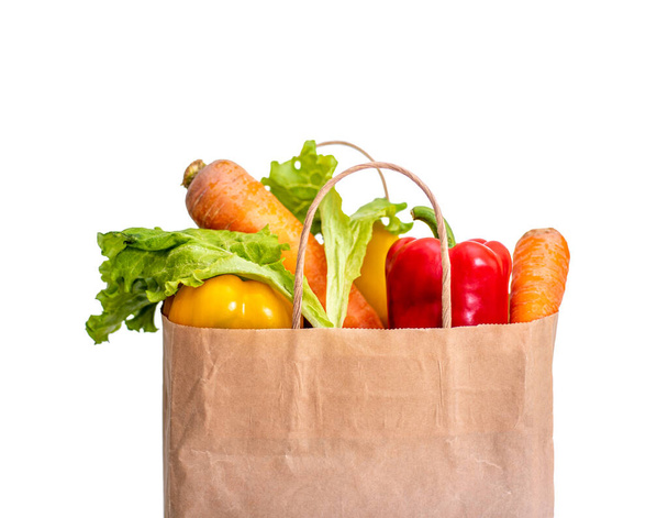 Beyaz arka planda kağıt alışveriş poşetinde taze sebzeler. Sağlıklı gıda kavramı. - Fotoğraf, Görsel
