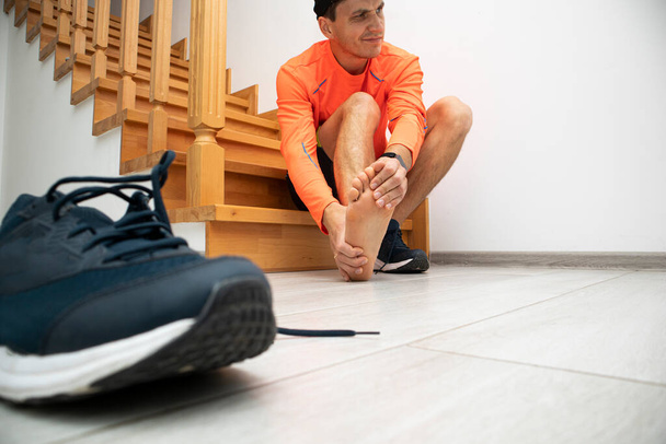 The runner is preparing for running and revealed the his foot is hurting - Foto, immagini