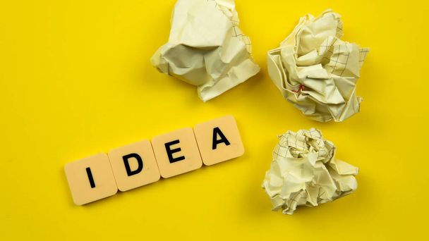 Gesucht wird ein Ideenkonzept. Selektiver Fokus auf ein Wort der Idee.  - Foto, Bild