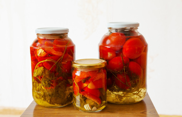 tres frascos de vidrio con tomates marinados caseros
 - Foto, Imagen