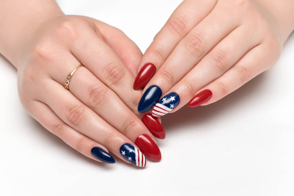 Červené modré nehty s potiskem Americká vlajka na dlouhých ostrých nehtech - Fotografie, Obrázek