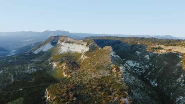 Vista aérea das terras da Calábria perto do mar Mediterrâneo na Itália - Filmagem, Vídeo